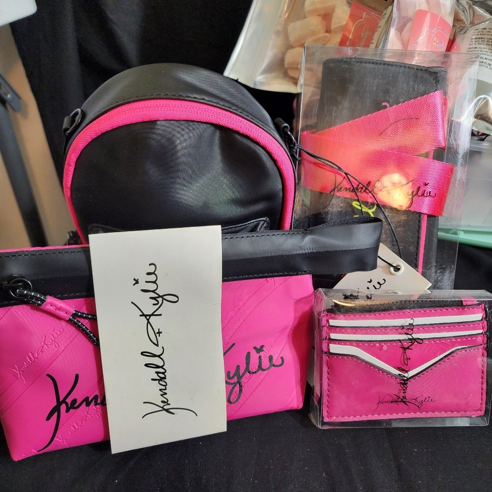4pc KENDALL + KYLIE 4pc KENDALL + KYLIE MAKEUP BRUSH-HOLDER, MAKE-UP POUCH, CARD